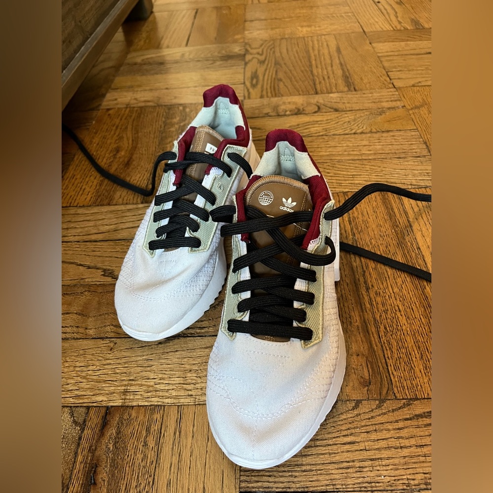 Adidas Originals Geodiver Sneakers in white with color detail